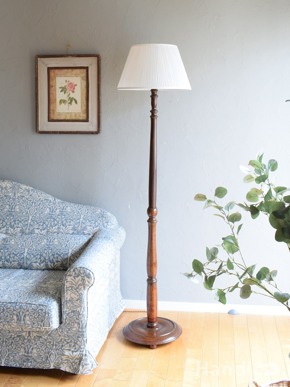 ウォルナット材の色と彫刻が美しい、高級感溢れるアンティークフロア