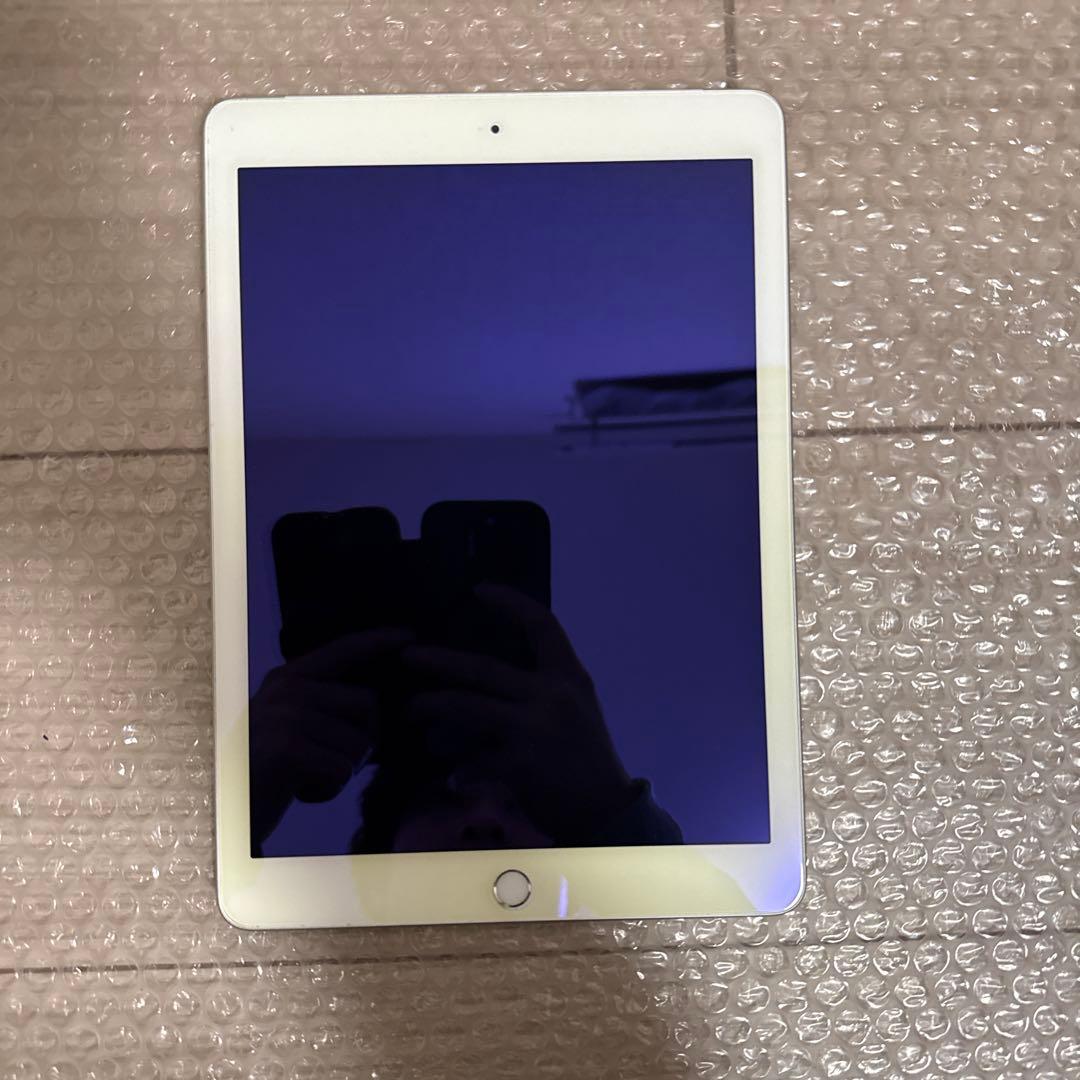 iPad 第６世代 32GB Apple iPad 6 Tablet - 32GB, WiFi Only, Space Gray, Scratch and