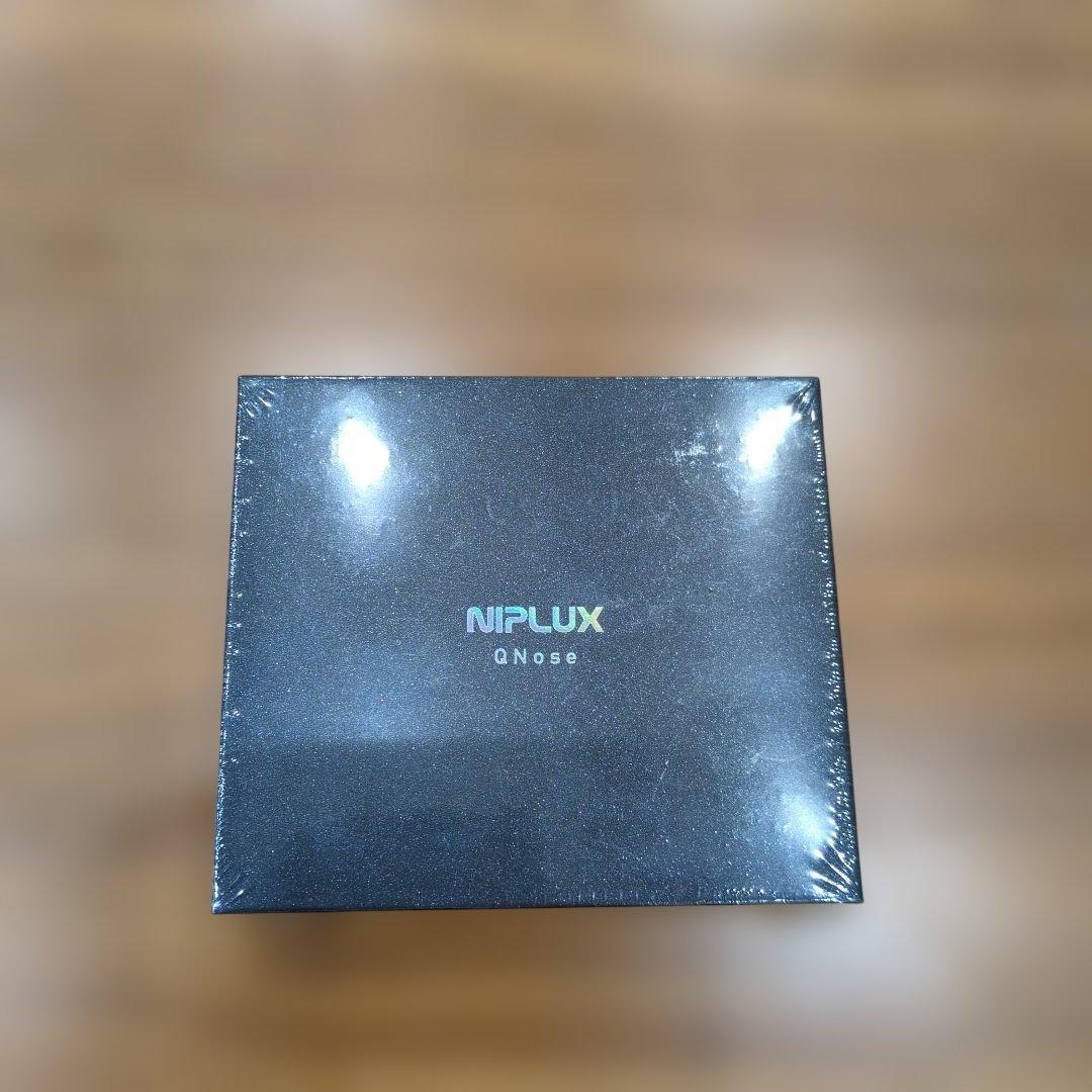 NIPLUX鼻美顔器 QNose 定価：17,600円（未使用、未開封） NIPLUX QNose EMS美顔器 EMSと光LEDでトータル美鼻ケア、究極の鼻専用