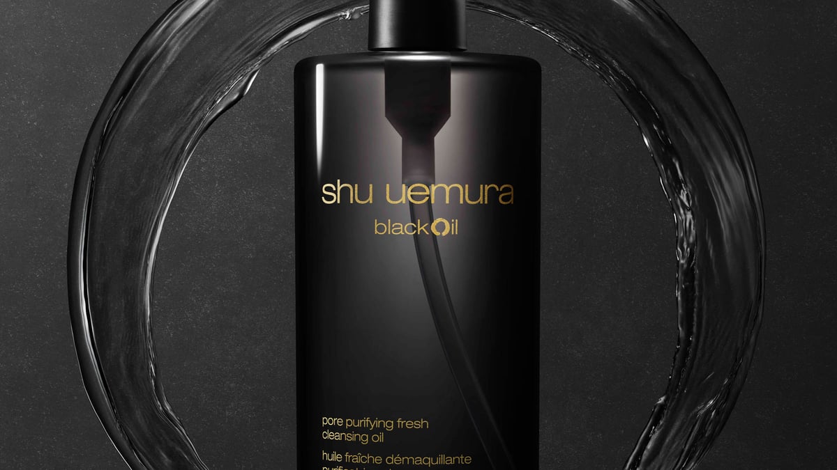 シュウ ウエムラから2種の“黒”を配合した「ブラック クレンジング